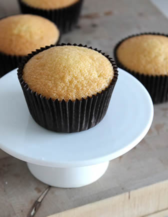 Door redden wervelkolom Cupcake Basisrecept Vanille Cupcakes - zelf de leukste cupcakes maken! |  Cupcakerecepten.nl